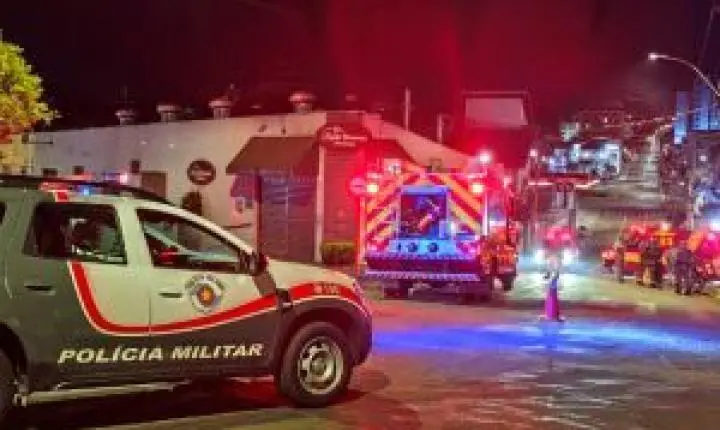 Corpo de bombeiros combate fumaça em padaria fechada em São Carlos
