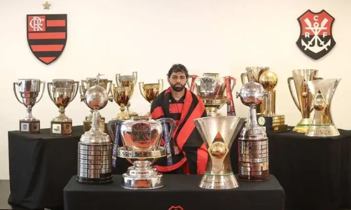 Gabigol agita torcida do flamengo após interagir com pedido de retorno