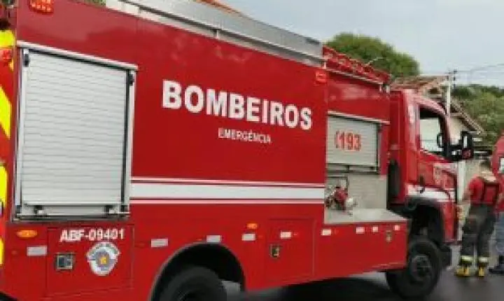 Curto-circuito em geladeira gera princípio de incêndio em casa no Jardim Brasil