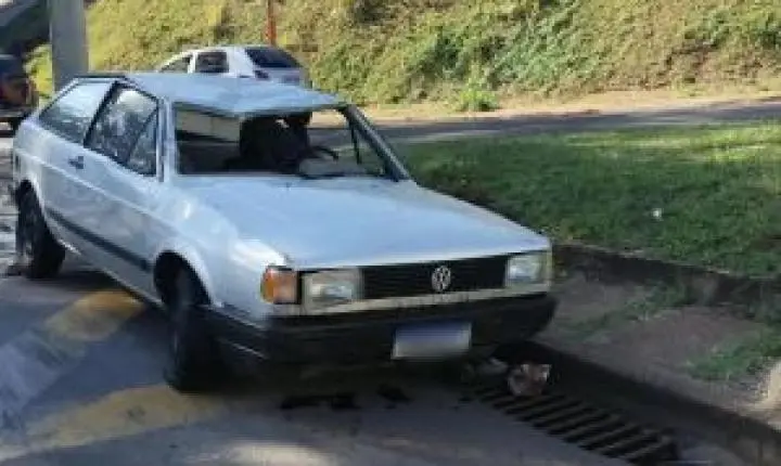 Carro capota e deixa motorista ferido após acidente em São Carlos