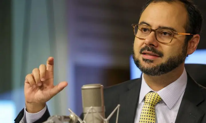 Governo alerta sobre golpes e confirma que o Pix MEI só começa no próximo ano