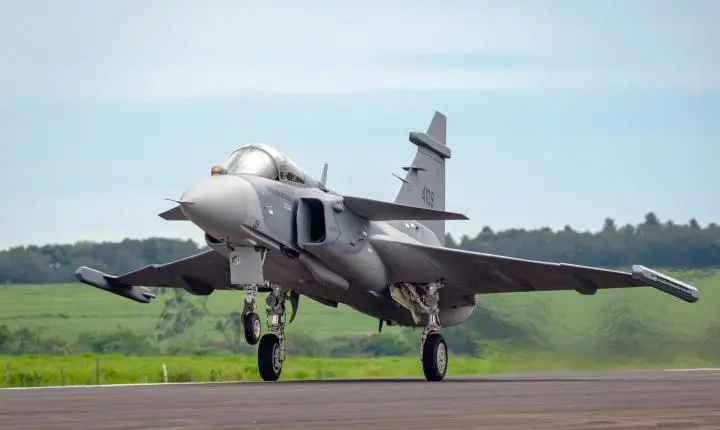 Primeiro caça Gripen produzido no Brasil realiza voo inaugural em São Paulo