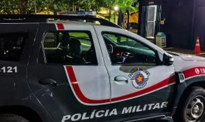 Homem é agredido com soco e coronhada após discussão por suposta denúncia de barulho em praça no Jardim Santa Paula
