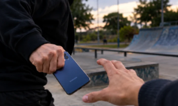 Pedestre é rendido e tem celular levado em roubo na Cidade Aracy