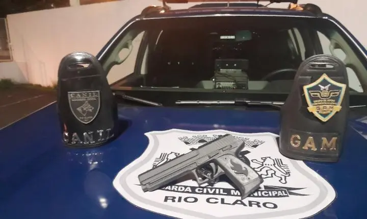 Homem detido por ameaçar crianças com arma falsa em São Paulo