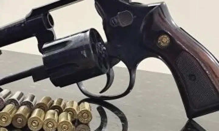 Homem é preso com arma de fogo após briga familiar em São Carlos