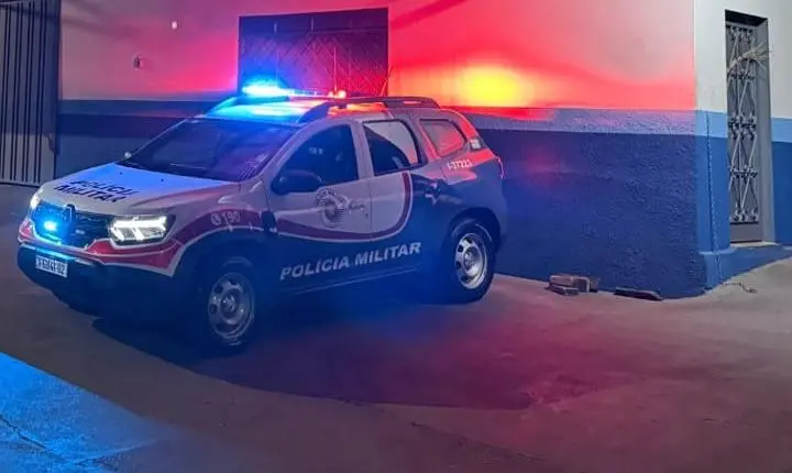 Homem é detido após ameaçar parentes e ser atingido por faca