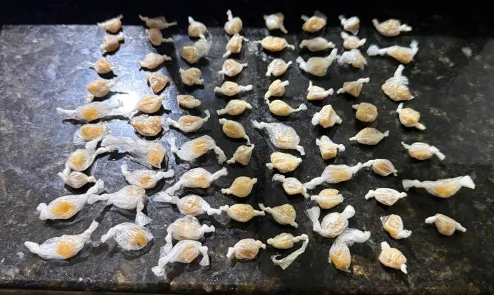 Homem é detido pela PM ao jogar crack de ônibus na SP-215 em Dourado