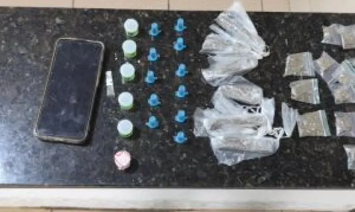Homem é detido em São Carlos por tráfico de drogas após denúncia à Polícia Militar