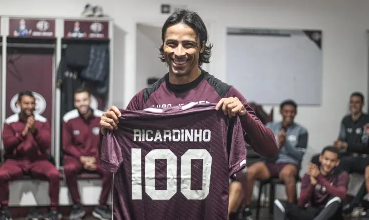 Ricardinho celebra 100 jogos pela Ferroviária e recebe homenagem marcante