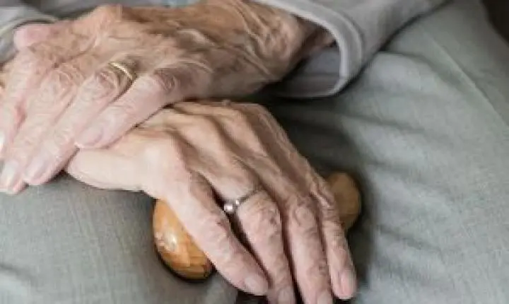 Idosa de 88 anos é hospitalizada com desnutrição severa; Polícia Civil investiga suspeita de maus-tratos