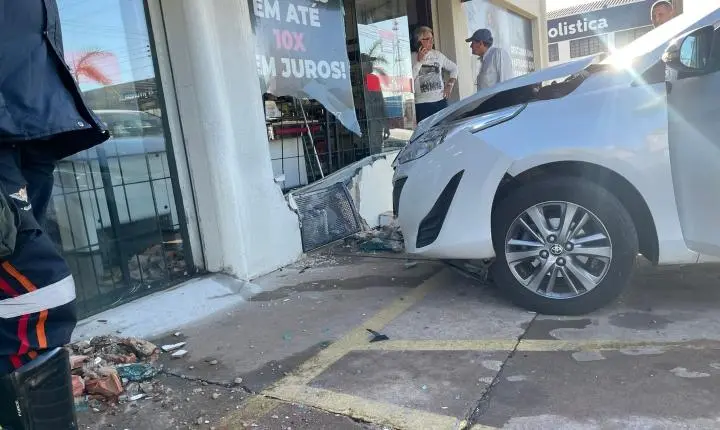 Mulher de 66 anos se envolve em acidente ao estacionar 