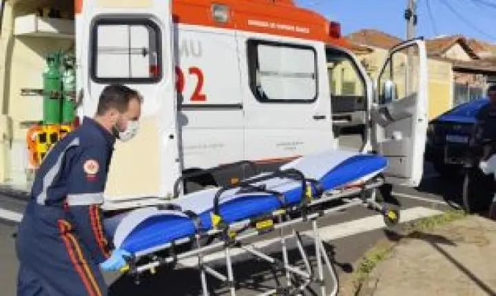 Idoso de 75 anos sofre ferimentos após queda de bicicleta motorizada em buraco