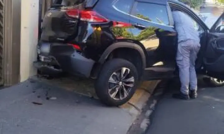 Motorista idoso perde controle de carro automático e atinge portão no Jardim Pacaembu