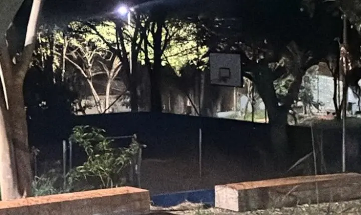 Moradores cobram reparos na iluminação de quadra esportiva no Jardim Tangará