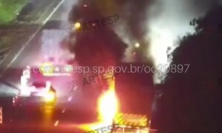 Carreta pega fogo e provoca incêndio na Washington Luís em Rio Claro