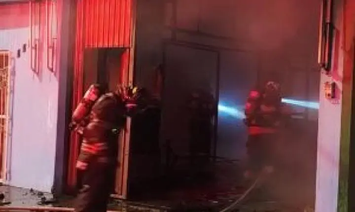 Grande incêndio destrói barracão e provoca desabamento em Santa Felícia, São Carlos