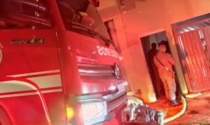 Incêndio em São Carlos destrói residência após discussão de casal