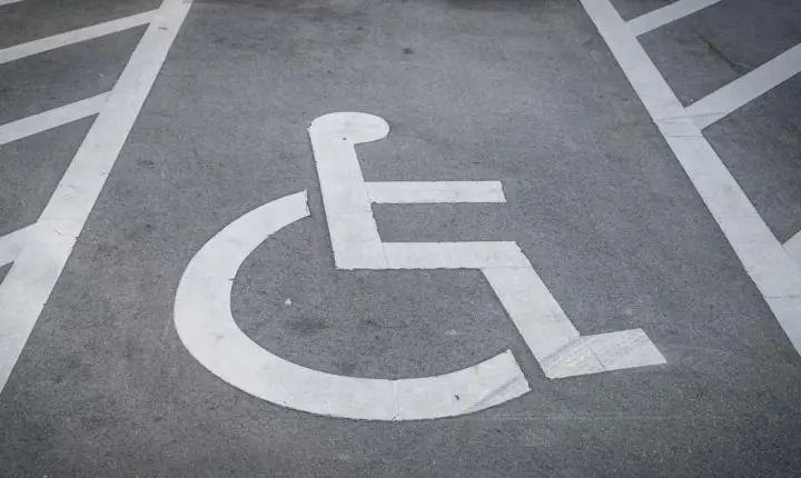Placas de vagas preferenciais descumprem uso do símbolo do autismo