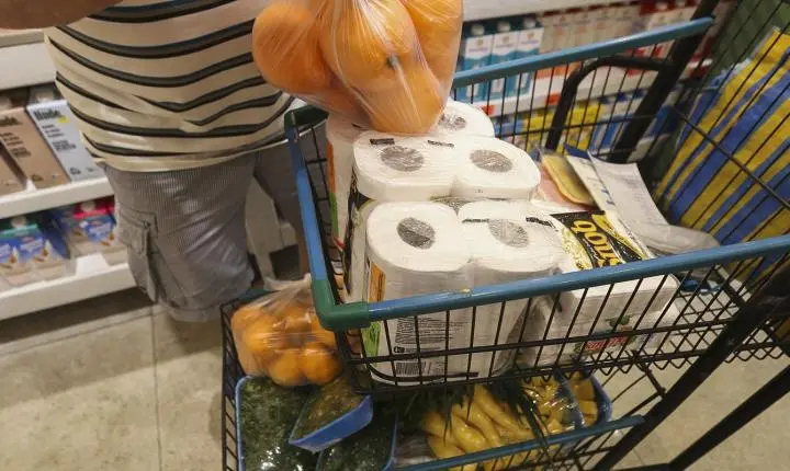 Inflação oficial desacelera para 0,67% em abril, com pressão de alimentos