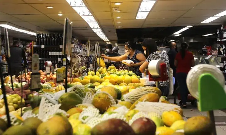 INPC atinge 4,29% em 12 meses e afeta o reajuste de salários