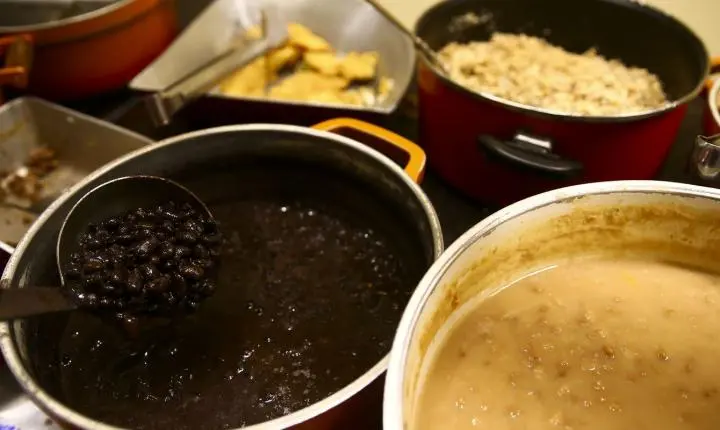 Mais de 60% das famílias em favelas brasileiras sofrem com insegurança alimentar