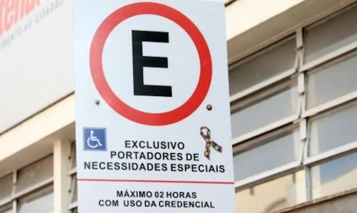 Fiscalização verifica vagas preferenciais com símbolo do TEA