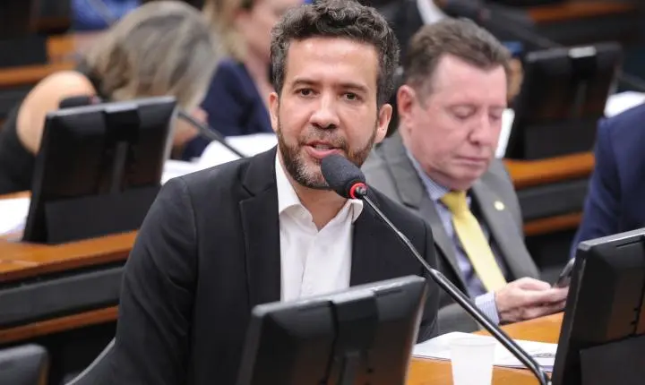 André Janones aponta censura após TSE suspender canal do WhatsApp