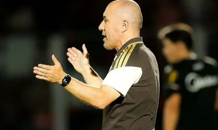 Leonardo Jardim se aproxima de marca obtida no Cruzeiro pelo Flamengo