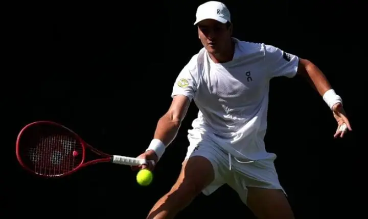 João Fonseca se despede de Wimbledon após derrota para Roman Safiullin