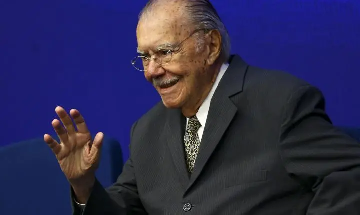 Ex-presidente José Sarney recebe alta hospitalar após nove dias internado