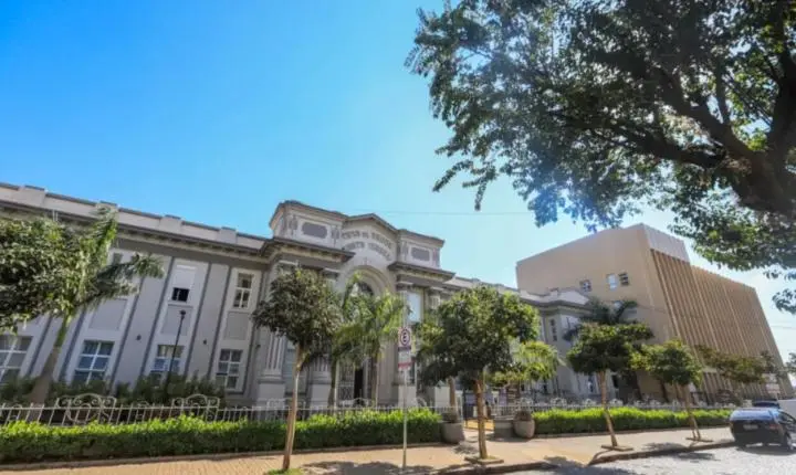 Briga em SP deixa jovem morto e pai ferido em praça pública