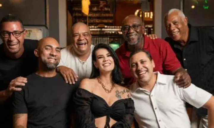 Juliana Bloes e Samba Autêntico fazem homenagem aos mestres do samba