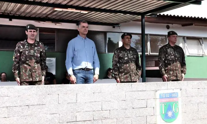 Juramento à bandeira reúne mais de 100 jovens no Tiro de Guerra