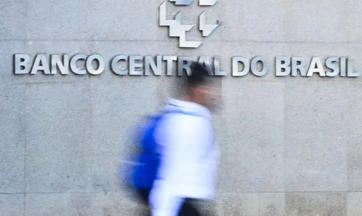 Juros das famílias sobem e chegam a 64% ao ano, revela Banco Central