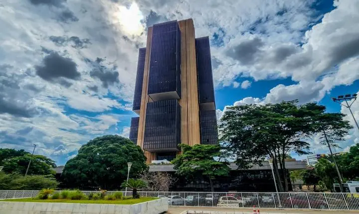 Economistas divergem: juros altos pressionam dívida pública mais que gastos