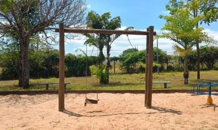 Manutenção urgente é sugerida para playground de Centro Esportivo na Vila Melhado