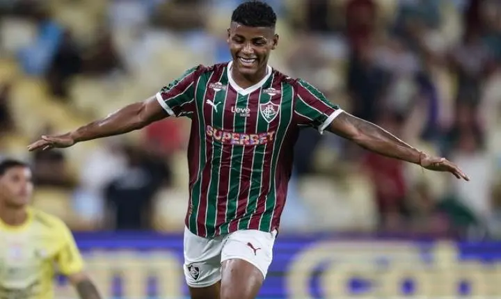 Volante Martinelli treina no gramado e pode reforçar o Fluminense
