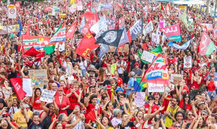Ato político em Copacabana reúne apoiadores do presidente Luiz Inácio Lula da Silva