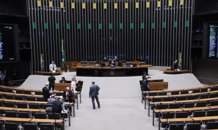 Aprovada na Câmara, minirreforma eleitoral institui recuperação fiscal para partidos políticos