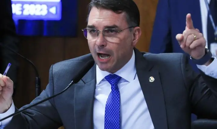 Missão pede investigação sobre filiação de Flávio Bolsonaro ao partido