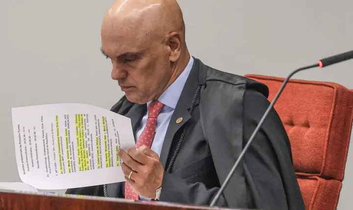 Alexandre de Moraes exige ação do governo para extradição de Carla Zambelli