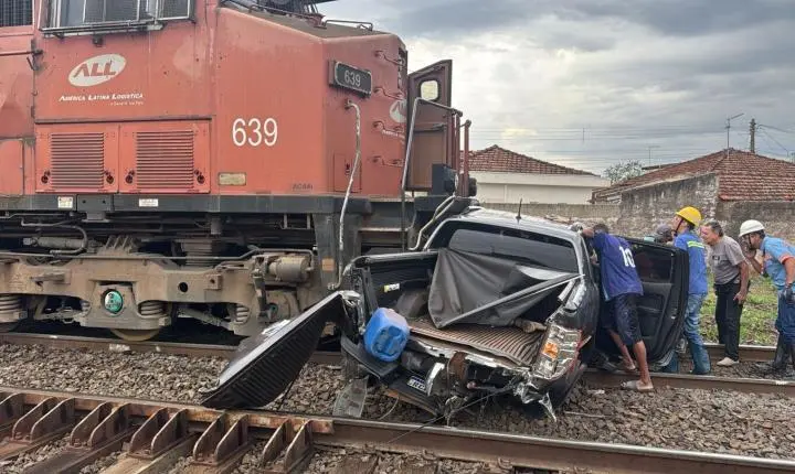 Motorista de 76 anos morre após caminhonete ser atingida por trem na região