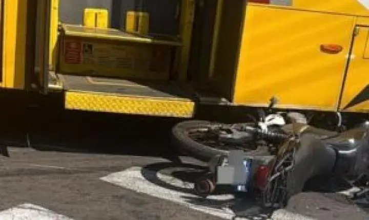 Moto fica presa em ônibus após acidente no Cidade Aracy