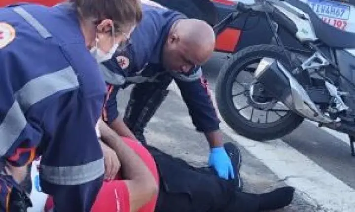 Motociclista ignora parada obrigatória e causa colisão com carro em São Carlos