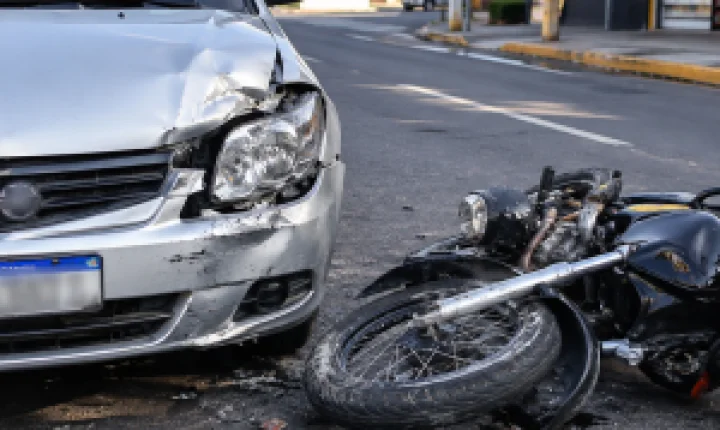 Motociclista causa colisão e foge após dar telefone errado em São Carlos