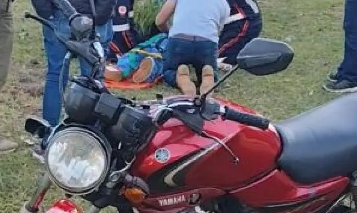 Jovem motociclista de 19 anos sofre ferimentos após colisão na traseira de carro em São Carlos