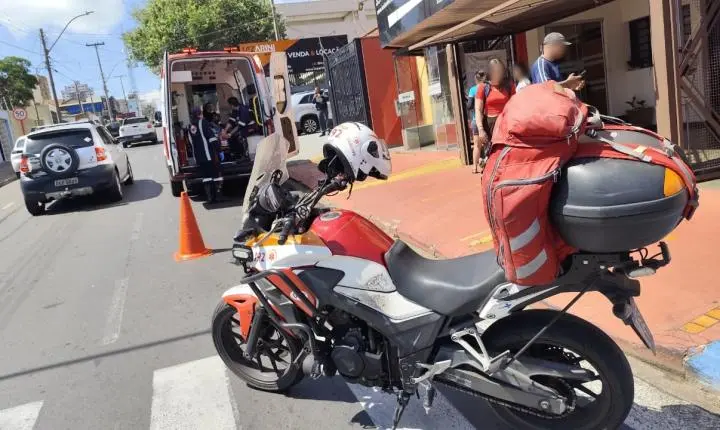 Perigo no trânsito: Jovem fica ferido após atingir traseira de caminhão na região
