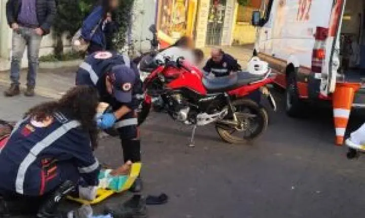 Acidente em São Carlos: colisão entre moto e carro deixa dois feridos na Vila Prado