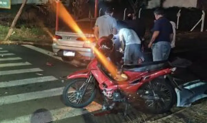 Acidente entre moto e carro deixa motociclista ferida em São Carlos